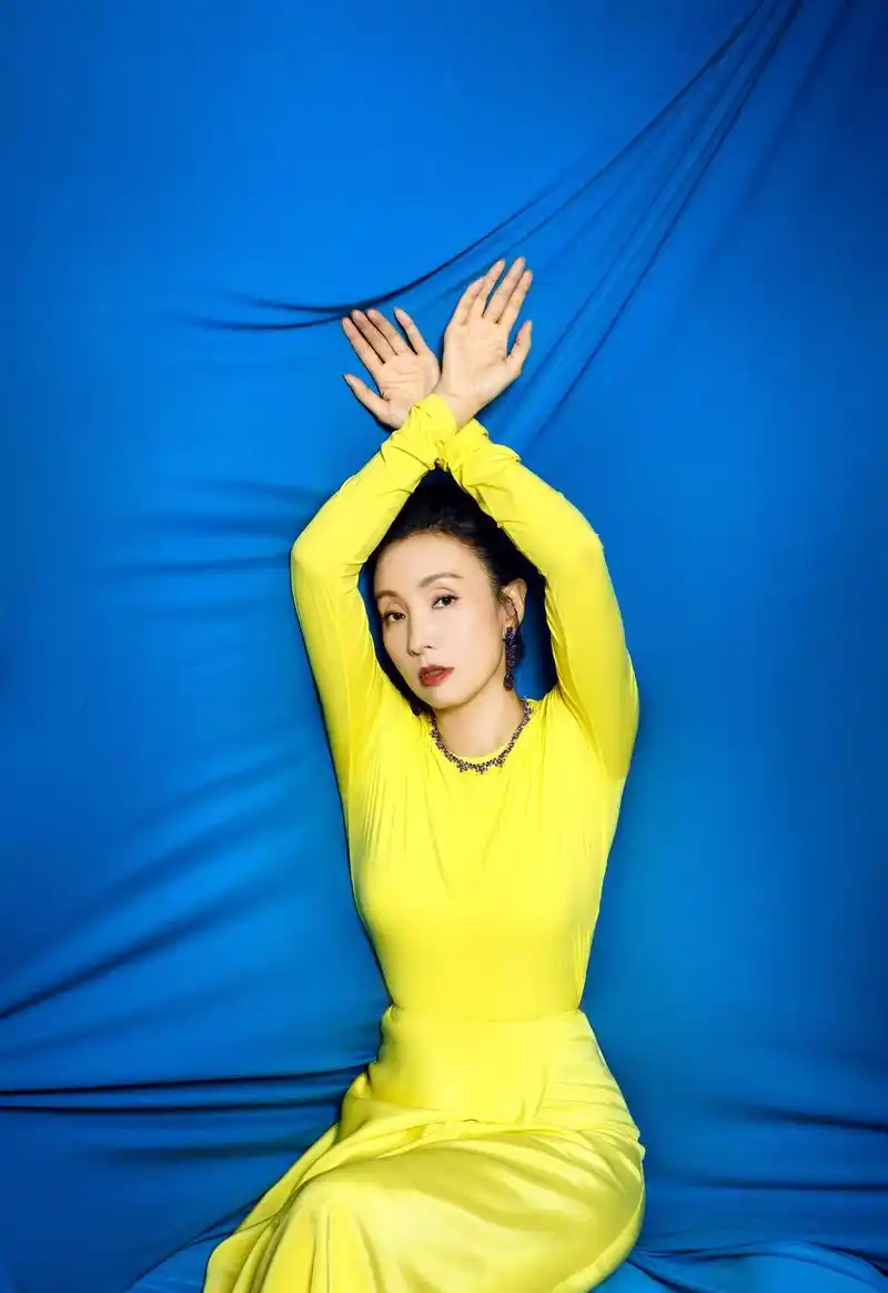 岁月从不败美人陶虹穿柠檬黄裙拍写真眼神深邃气质高雅