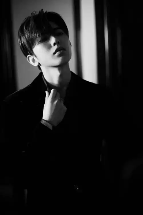 【明星】#蔡徐坤黑白情绪感大片#蔡徐坤超话最新写真大片,身穿黑色
