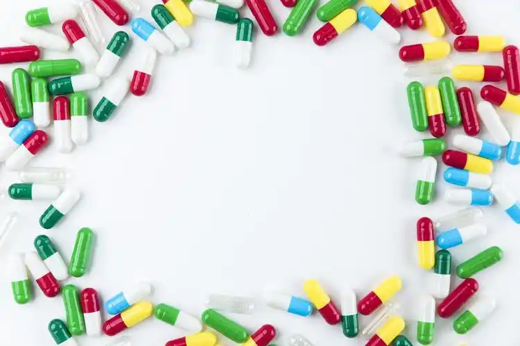 彩色医疗胶囊药丸图片在白色背景上流泻出棕色瓶药丸胶囊丸医学清晰
