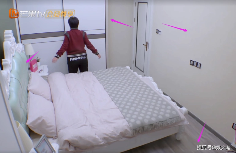 杜淳在横店的豪宅曝光,家居颜色搭配太迷幻,小区脏乱差像安置房_环境