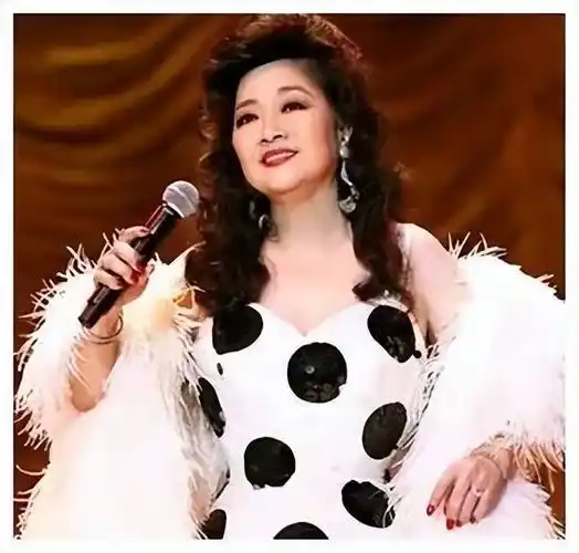 传奇歌后徐小凤:央视为她破例,周润发刘德华跪拜致敬,如今怎么样了