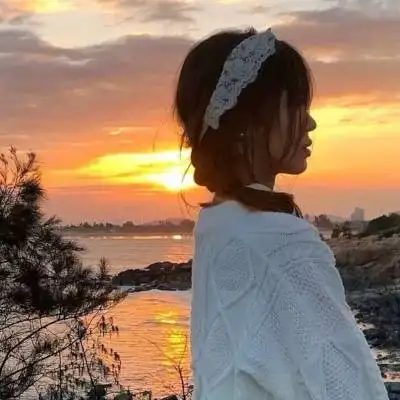 2021年个性女生扣扣露背头像女生