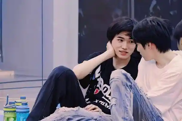 宋亚轩将与刘耀文合照设成锁屏,拍照姿势令cp粉很激动_壁纸_部手机