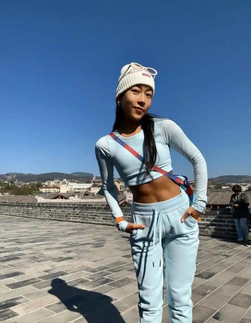 看到吉克隽逸的腹肌,才知道她有多优秀