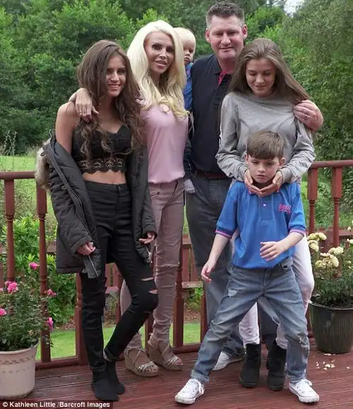 图为amanda love和她的家人.