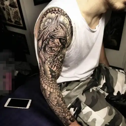 男生手臂上黑色线条素描创意花臂纹身图案89