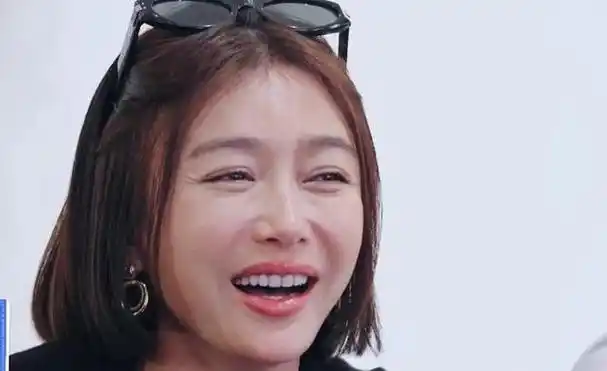 迪丽热巴长痘,秦岚露鱼尾纹,明星们的真实皮肤却显出罕见生活气