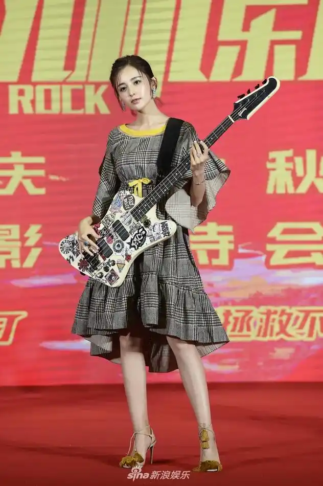 组图:《缝纫机乐队》北京发布会 娜扎抱电吉他摇滚范十足_高清图集