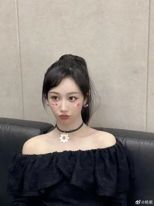 7月5日,杨紫在个人社交平台晒出美照,还调皮地写道:"咕咕咕～冒泡".