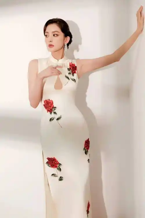 原创被新疆美女古力娜扎惊艳到穿旗袍领口挖个洞性感又迷人