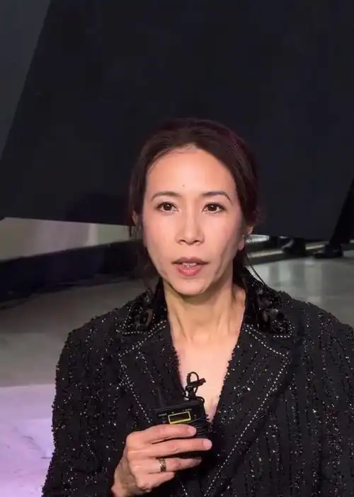 巴黎时装周,莫文蔚五官下移,林心如发福明显,这三位小花被期待