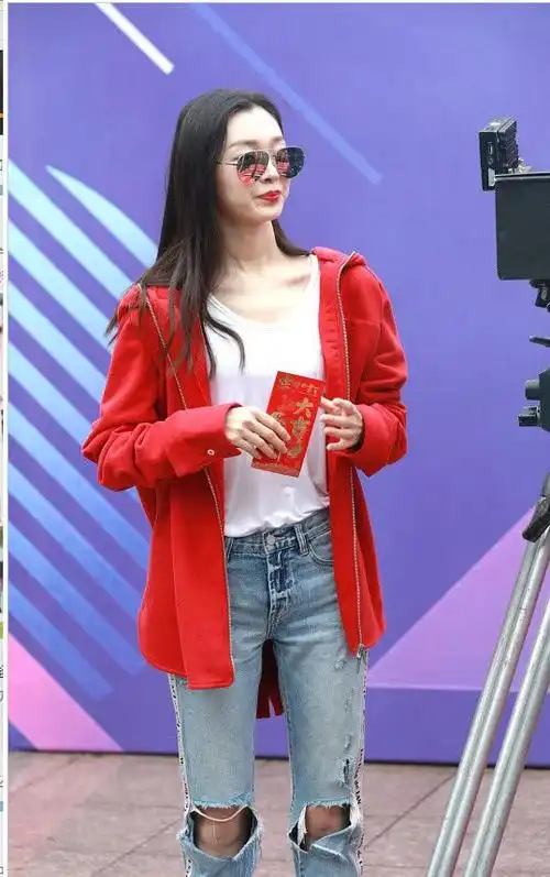 宋轶身穿红色外套内搭白色打底衫出席新剧发布会 架墨镜自带气场