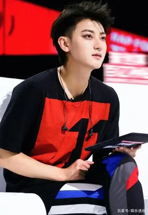 1,黄子韬,1993年5月2日出生于山东省青岛市,中国内地男歌手演员主持人