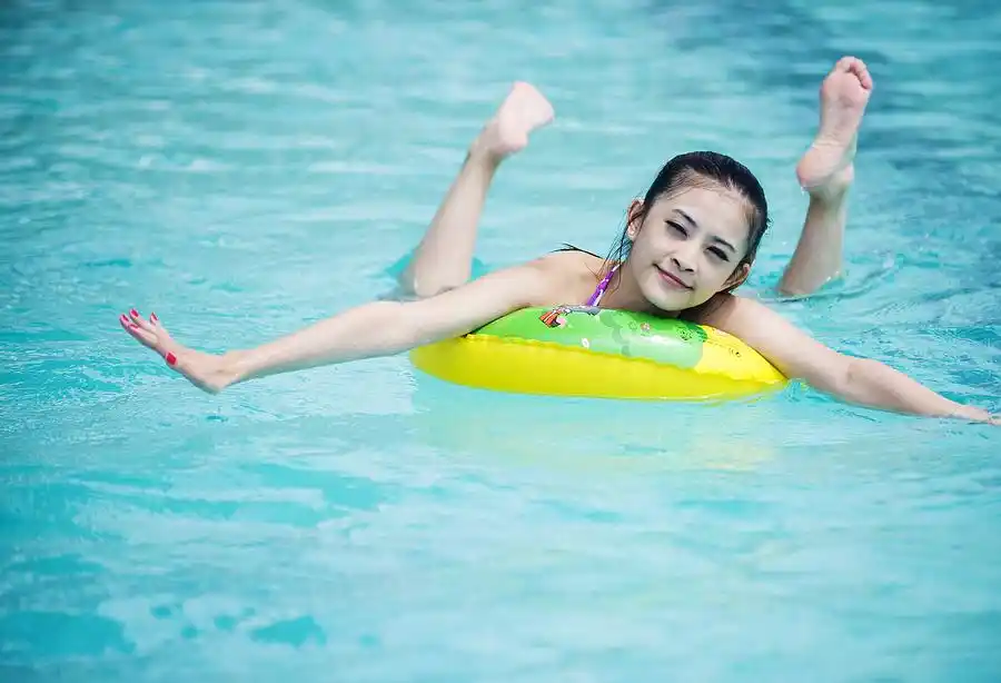 主题: 游泳池里的美女