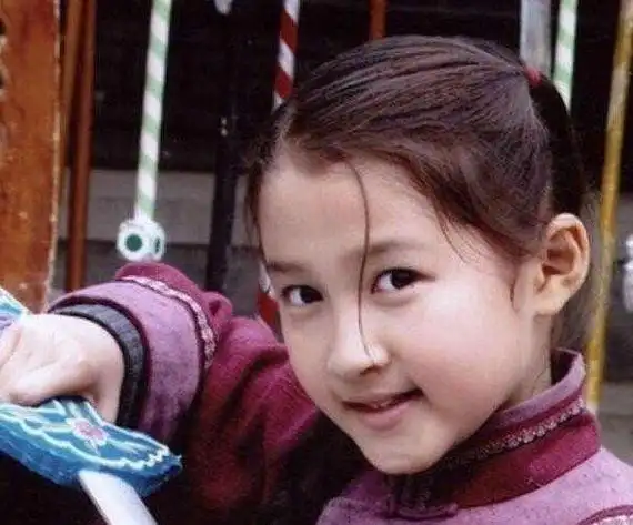 星二代们的童年照,网友:欧阳娜娜可爱到想让人捏她的脸!
