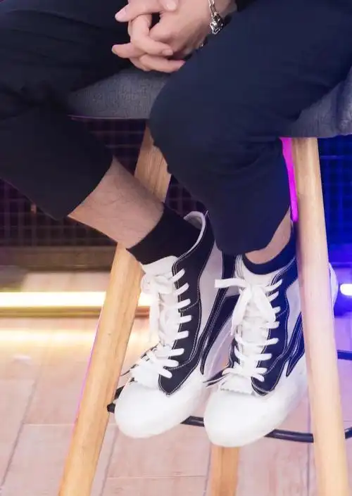 任嘉伦一身黑色穿搭帆布鞋黑袜