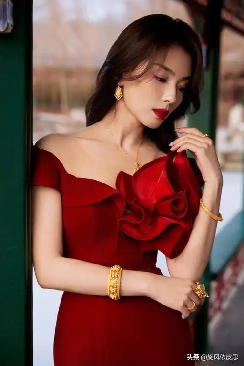 刘涛身穿红色紧身裙