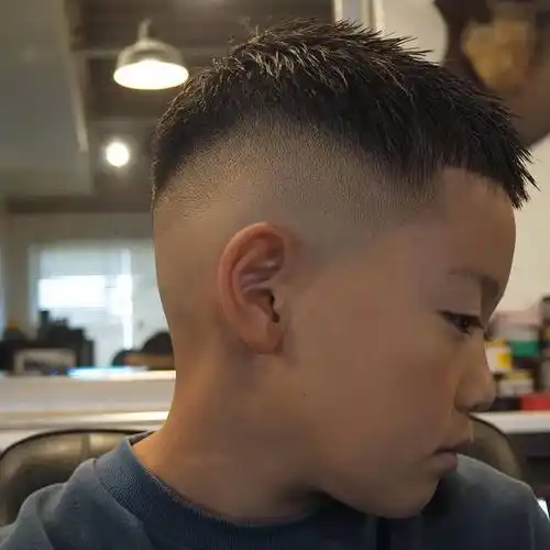 2024夏季小男孩发型来了,两侧铲短很百变,剪完真帅气|挑染|脸型|短发
