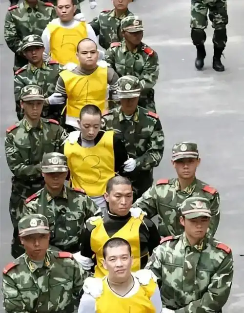 东莞几名死刑犯被押往牛山刑场1号犯人面带笑容2号面露狰狞