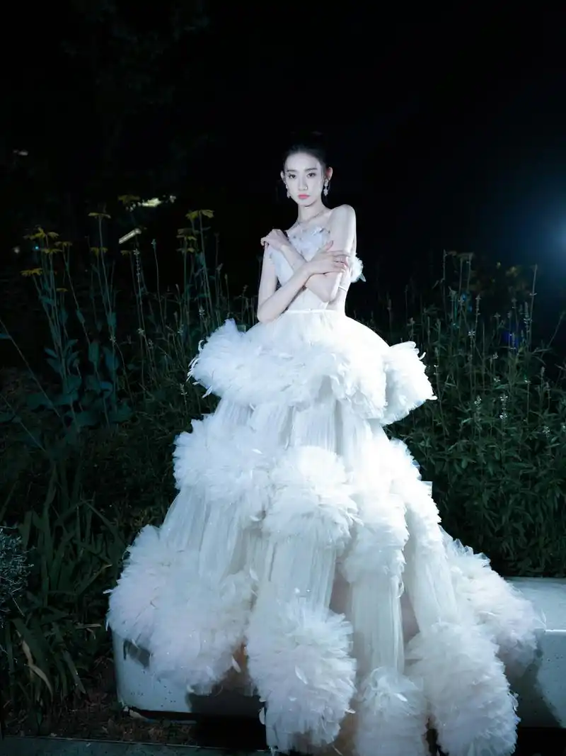 张艺凡白色礼服裙造型优雅美丽,气质好绝呀#娱乐大赏# #明星的那些神