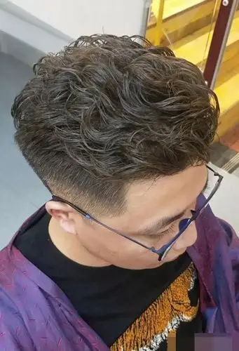 男生卷烫头发鬓角剃短造型