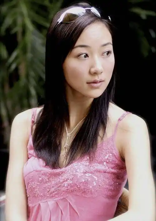 拍戏还要全程带着"警卫员"保镖,看似高傲不可犯的韩雪,其实早已名花有