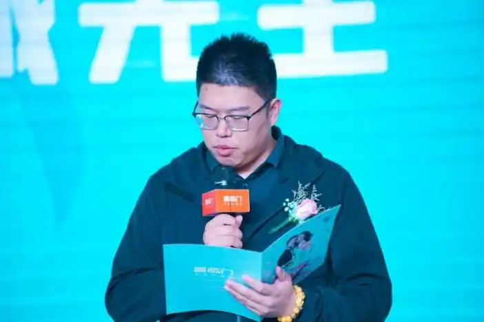 喜临门家具股份有限公司副董事长陈一铖11月21日,蜜月喜临门第七季"