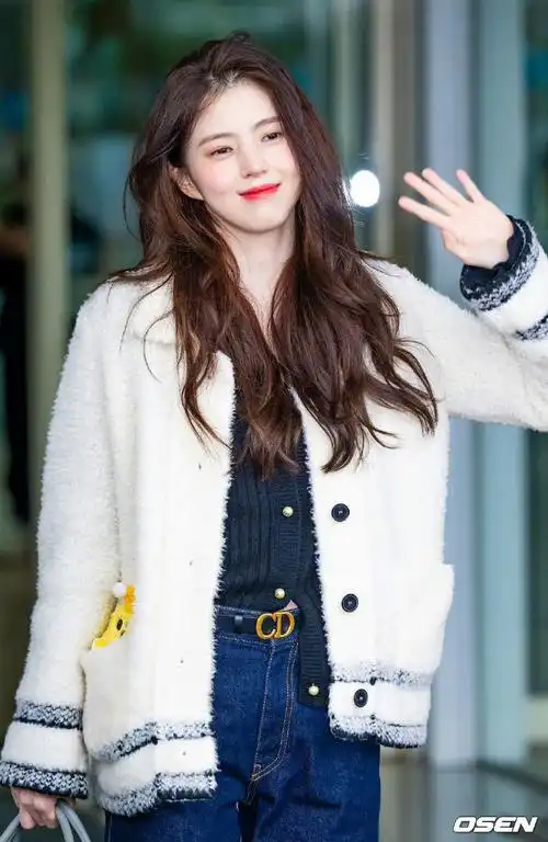 米白色羊毛外套搭配蓝色牛仔裤亮相机场的韩素汐,简约穿搭也依旧明媚