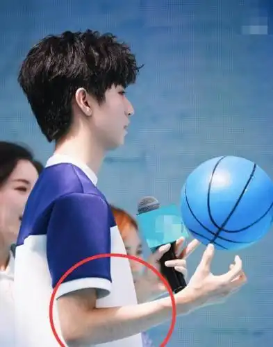 王俊凯打篮球动作超帅,看上去特别好看,粉丝为其打call!