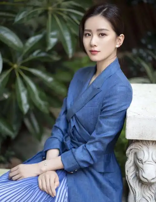 刘诗诗的穿衣打扮,再一次直击心灵,秋天学她穿搭,美出高级风