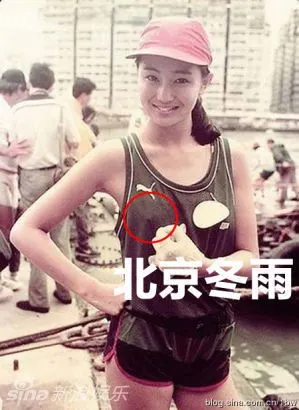 网曝张曼玉早年青涩泳装凸点