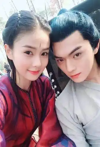 许凯和白鹿合影.