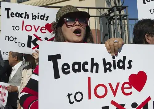 美国华侨华人抗议电视台辱华言论