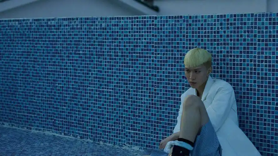 电脑壁纸 明星 大陆明星 范丞丞六月刊金色瓜子头发型时尚前卫