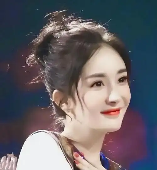 杨幂出道时旧照被曝光,"原装脸"和现在天差地别,还是你女神吗
