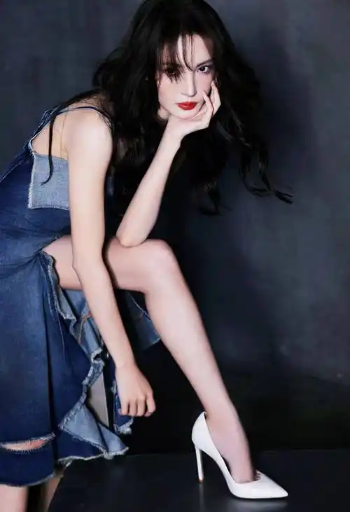 金晨牛仔吊带裙惊艳亮相,完美腰臀比与大长腿吸睛无数,性感魅力爆棚!