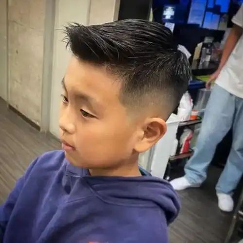 飞机头短发的人气很高,小男孩剪个这样的发型出门,分分钟提升时尚指数