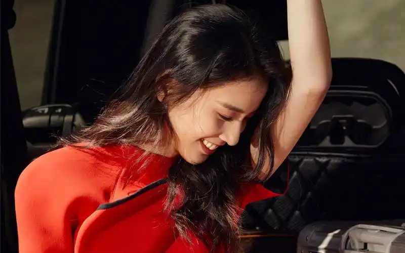 黄圣依秋冬公路大片高清桌面壁纸