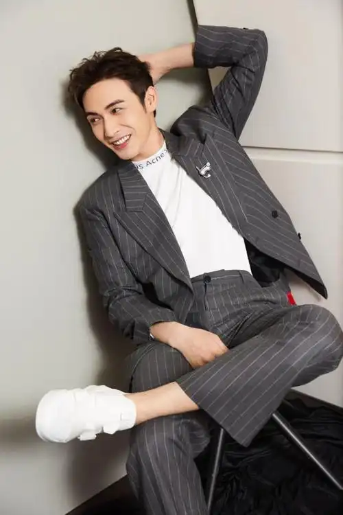 张彬彬宣布与嘉行十年约满不续约粉丝半是祝福半是担忧