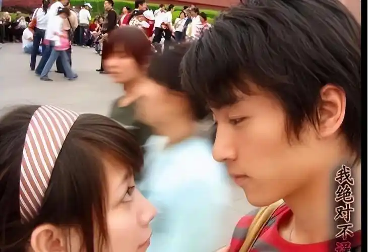 陈晓的情史非常简单,高中有过一段很青涩的恋爱,据说女方叫余征瑶,是