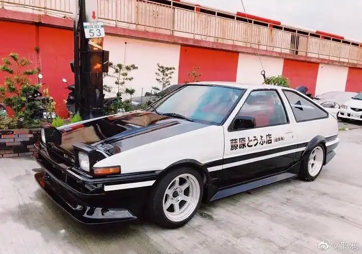 杰周把头文字d里藤原拓海开的那辆ae86送给小凯了哦真追星赢家啊啊