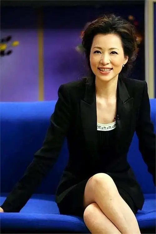 50岁董卿雍和宫烧香,打扮中性眼神疲惫,头顶发量稀疏疑秃一块儿