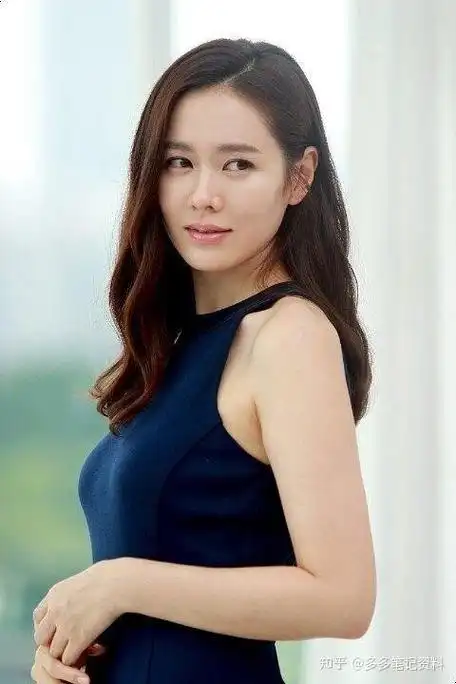 孙艺珍早期因超仙美貌被封为「国民初恋」,清纯甜美的外型人见人爱,是