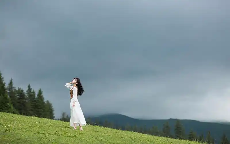 美女户外清新的动物写真图片桌面壁纸