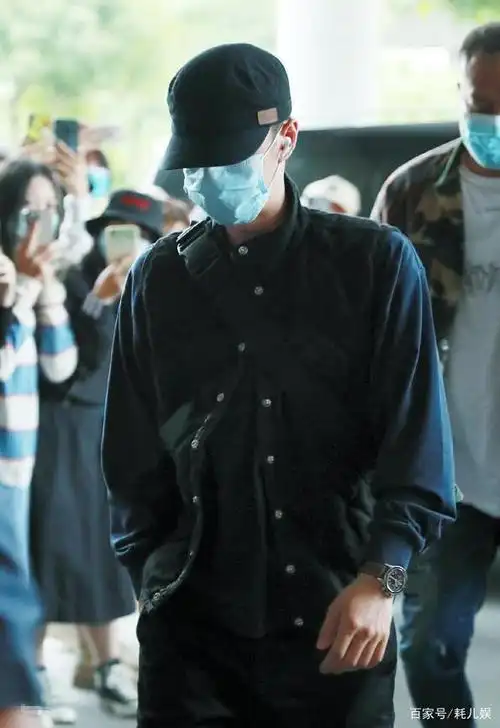 《天天向上》录制,王一博戴眼镜路透像高中生,跑得飞快笑容灿烂