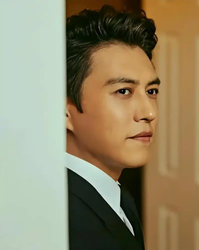 靳东参加两会!他身份好厉害,穿蓝色西装帅气儒雅,领导范儿十足