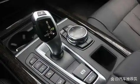 原因是手动挡可以自由选择换挡时机,自动变速箱可以有条件自动换挡.