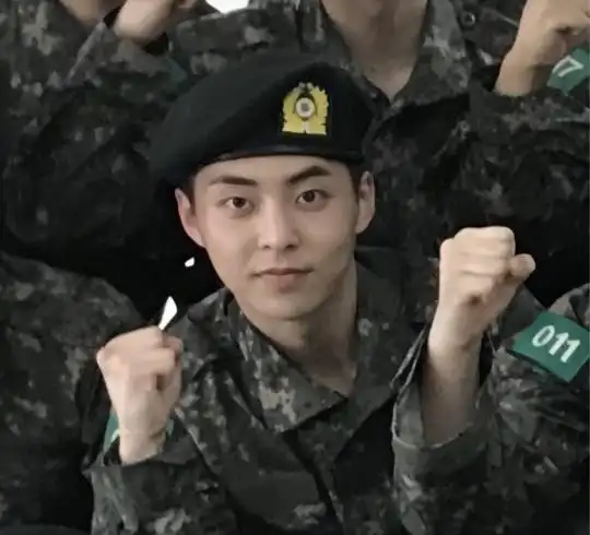 exo成员xiumim军装照公开 帅气素颜引称赞