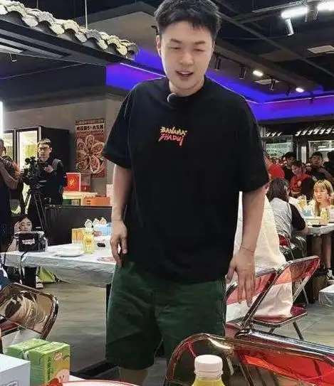 虽然体重同样飙升至200多斤,但由于身高达180,相较于身高174的潘玮柏