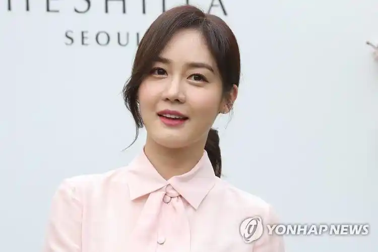 成宥利为帮助罕见病患儿捐款30万元